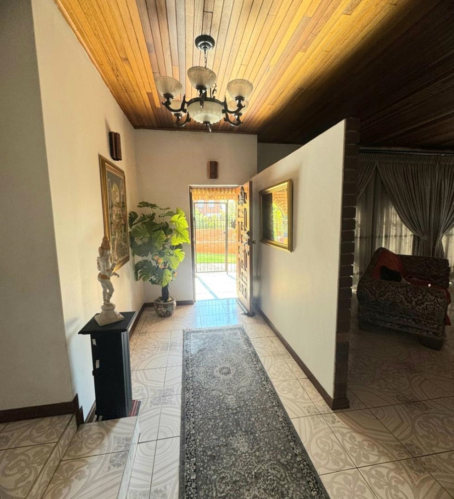 5 Bedroom Property for Sale in Mountain View Gauteng