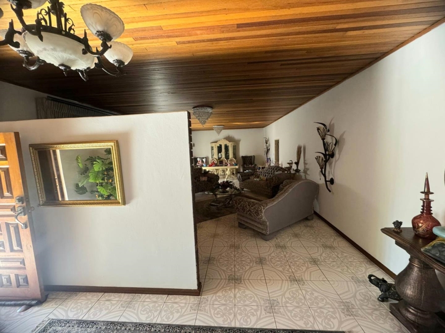 5 Bedroom Property for Sale in Mountain View Gauteng