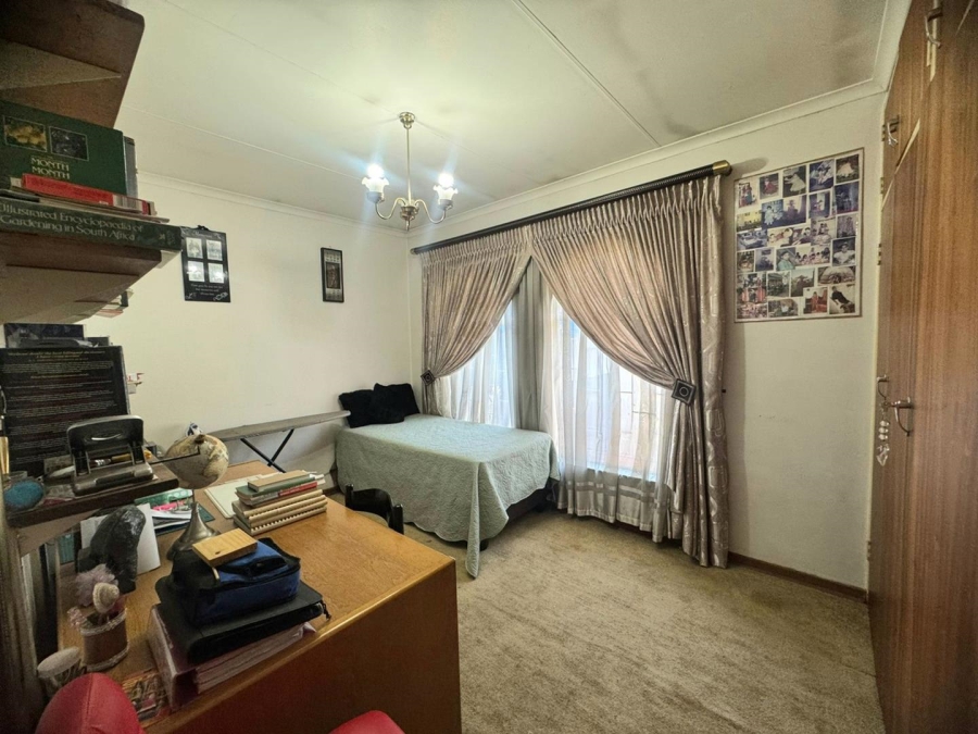5 Bedroom Property for Sale in Mountain View Gauteng