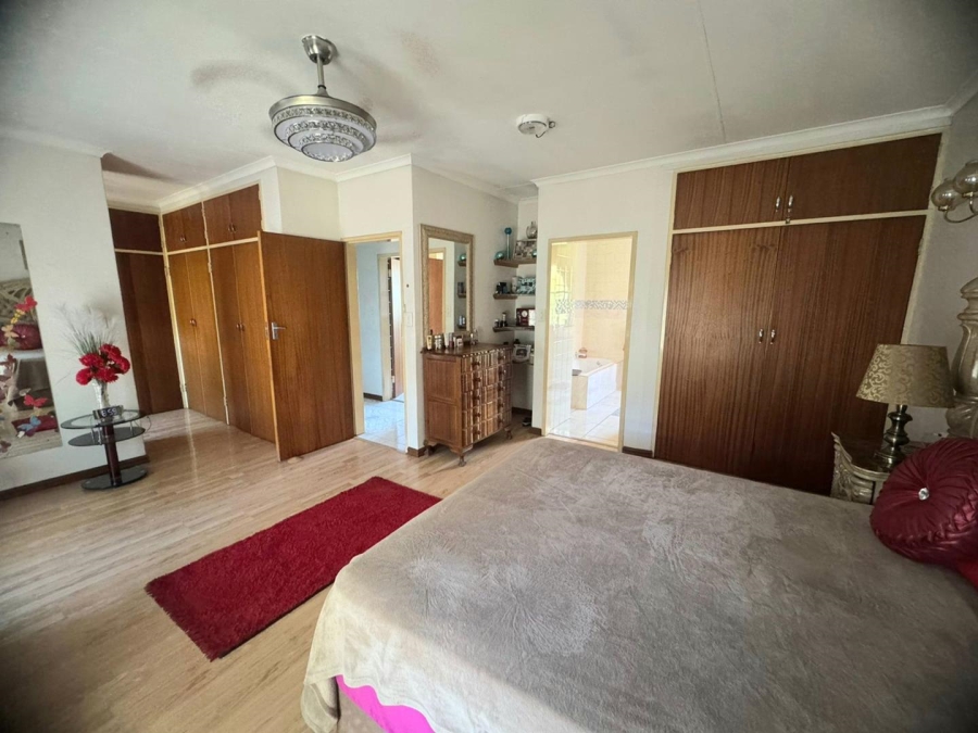 5 Bedroom Property for Sale in Mountain View Gauteng