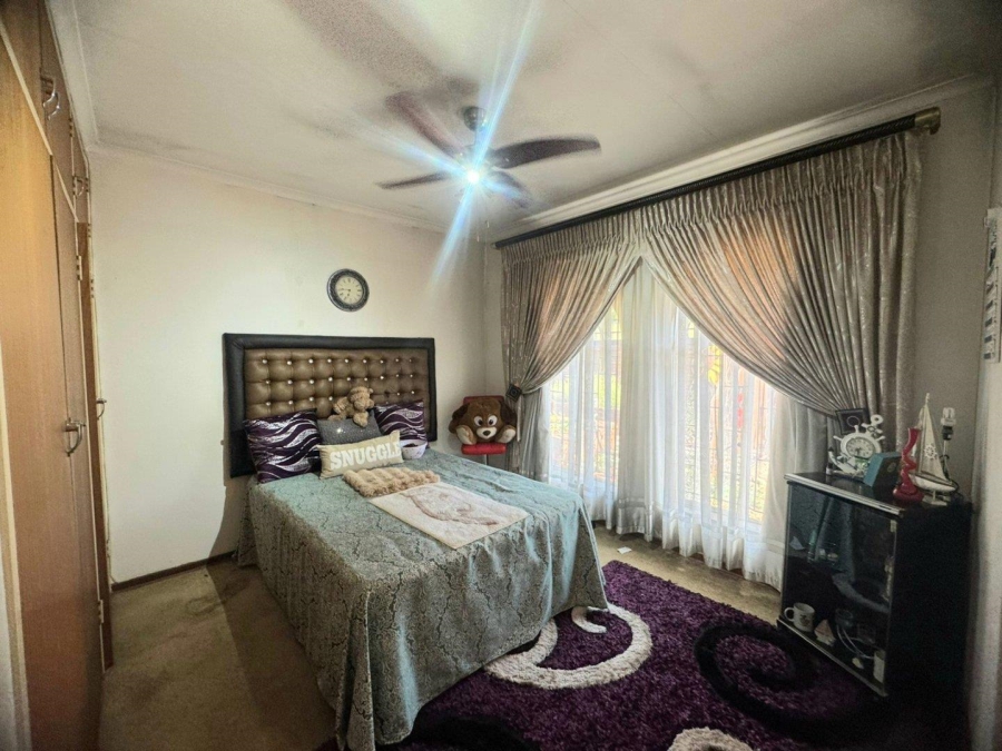 5 Bedroom Property for Sale in Mountain View Gauteng