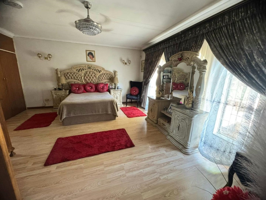 5 Bedroom Property for Sale in Mountain View Gauteng