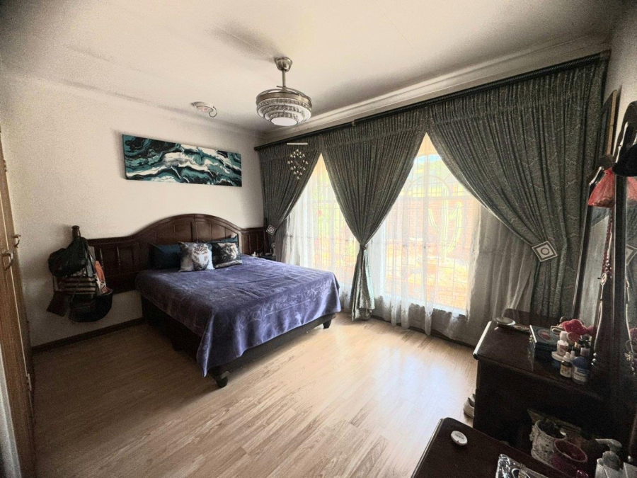 5 Bedroom Property for Sale in Mountain View Gauteng