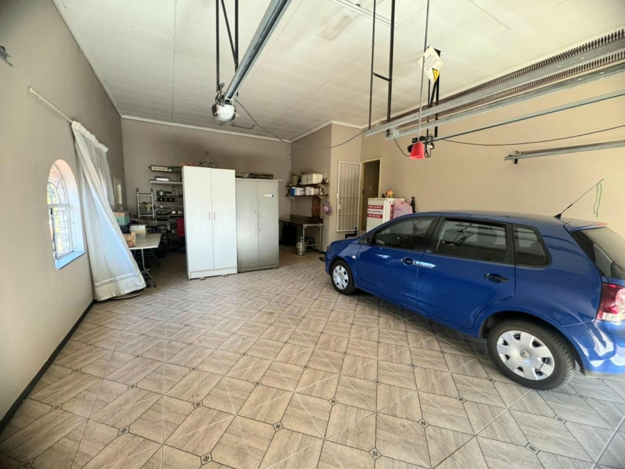 5 Bedroom Property for Sale in Mountain View Gauteng