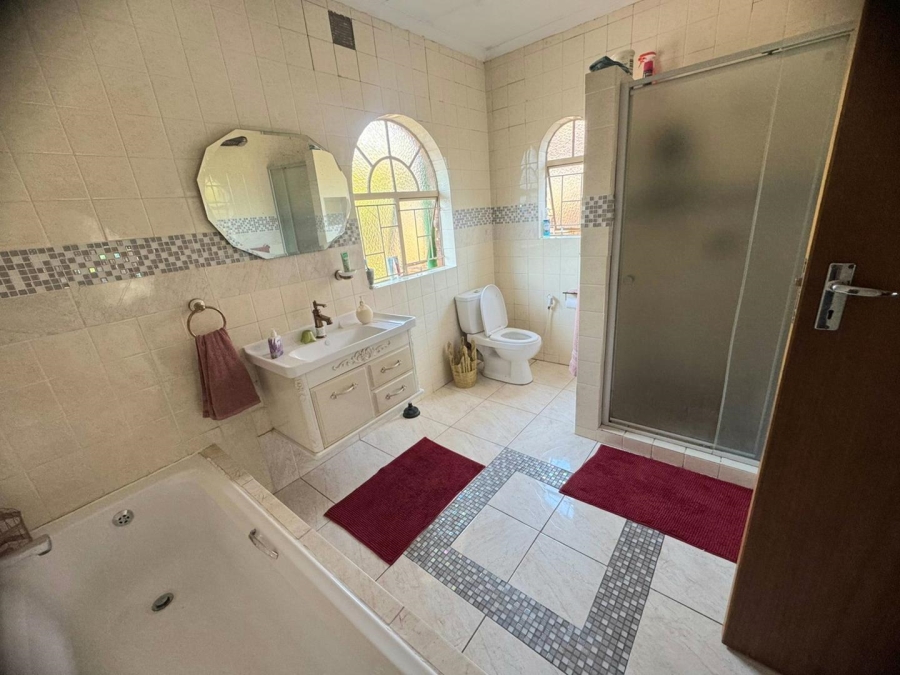 5 Bedroom Property for Sale in Mountain View Gauteng