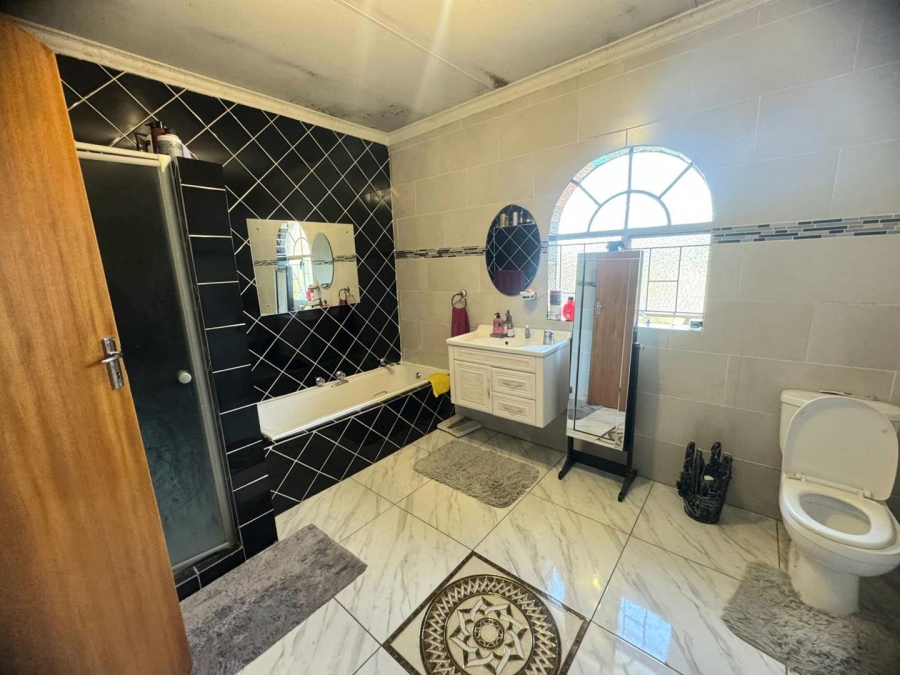 5 Bedroom Property for Sale in Mountain View Gauteng