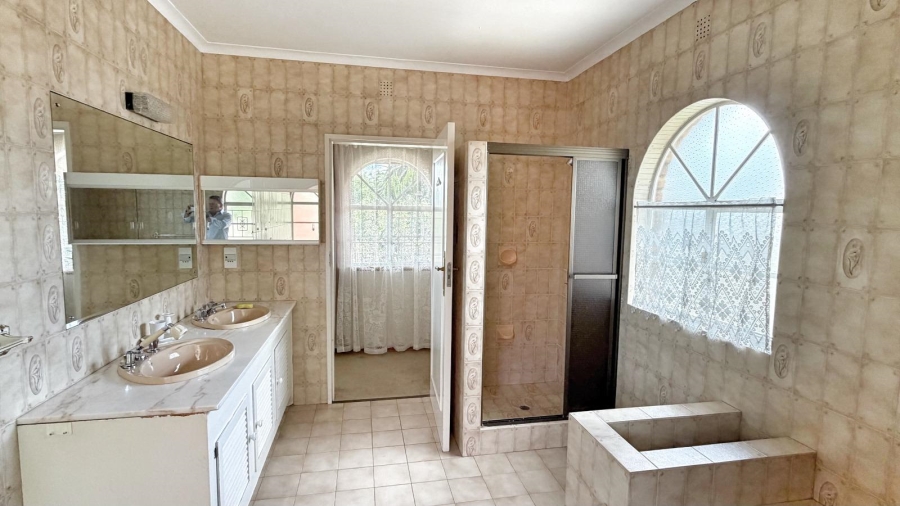5 Bedroom Property for Sale in The Hill Gauteng