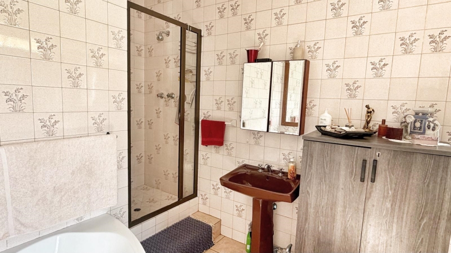 5 Bedroom Property for Sale in The Hill Gauteng