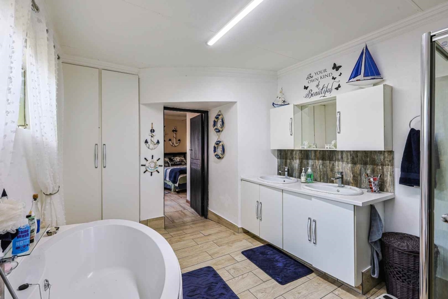 5 Bedroom Property for Sale in Waterkloof Ridge Gauteng