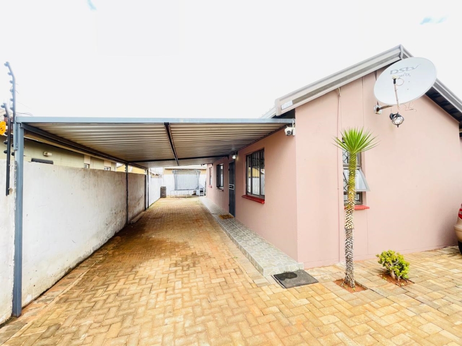 3 Bedroom Property for Sale in Protea Glen Gauteng