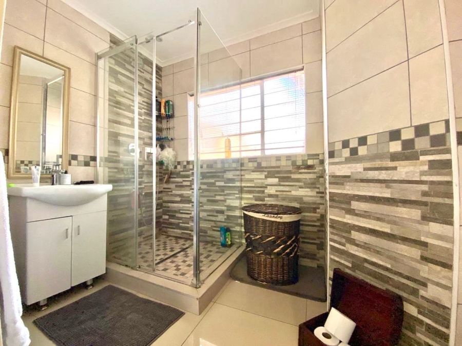 4 Bedroom Property for Sale in Gallo Manor Gauteng