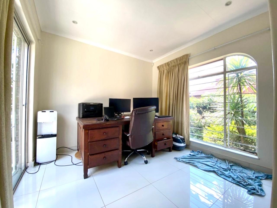 4 Bedroom Property for Sale in Gallo Manor Gauteng