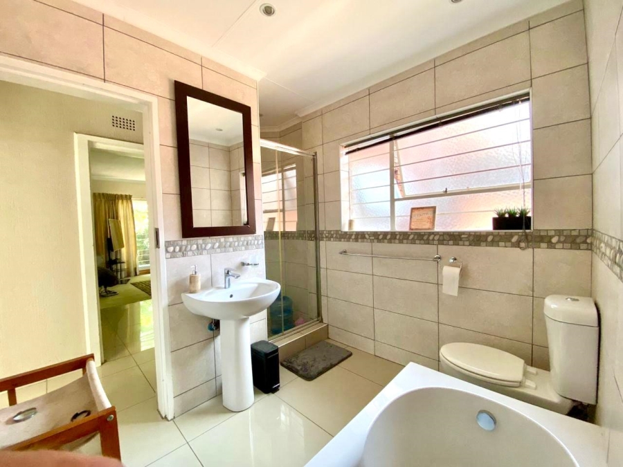 4 Bedroom Property for Sale in Gallo Manor Gauteng