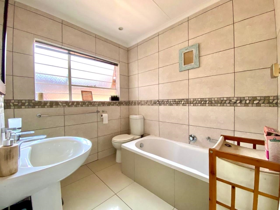 4 Bedroom Property for Sale in Gallo Manor Gauteng