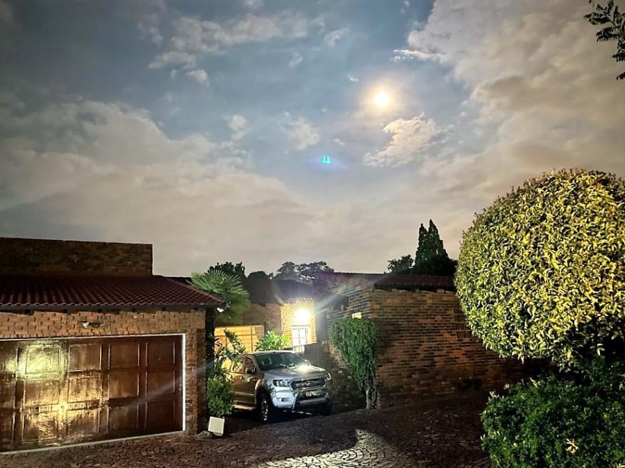 4 Bedroom Property for Sale in Gallo Manor Gauteng