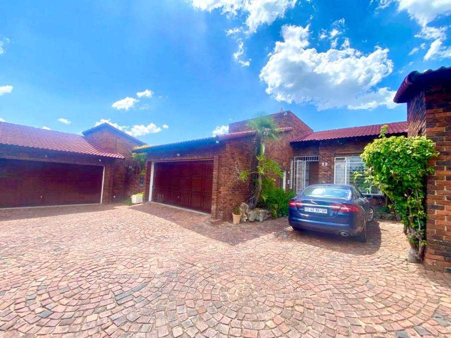 4 Bedroom Property for Sale in Gallo Manor Gauteng