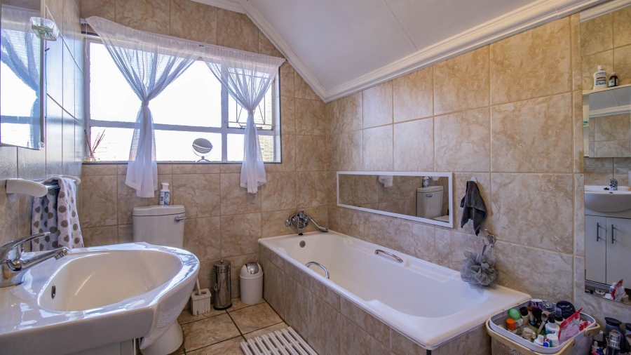 6 Bedroom Property for Sale in Florida Gauteng