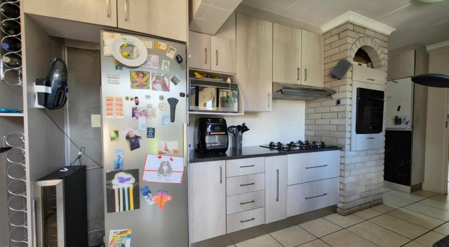 5 Bedroom Property for Sale in Brackendowns Gauteng