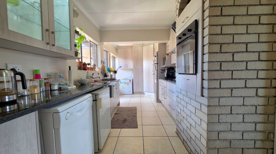 5 Bedroom Property for Sale in Brackendowns Gauteng