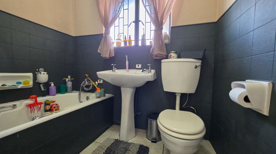 5 Bedroom Property for Sale in Brackendowns Gauteng