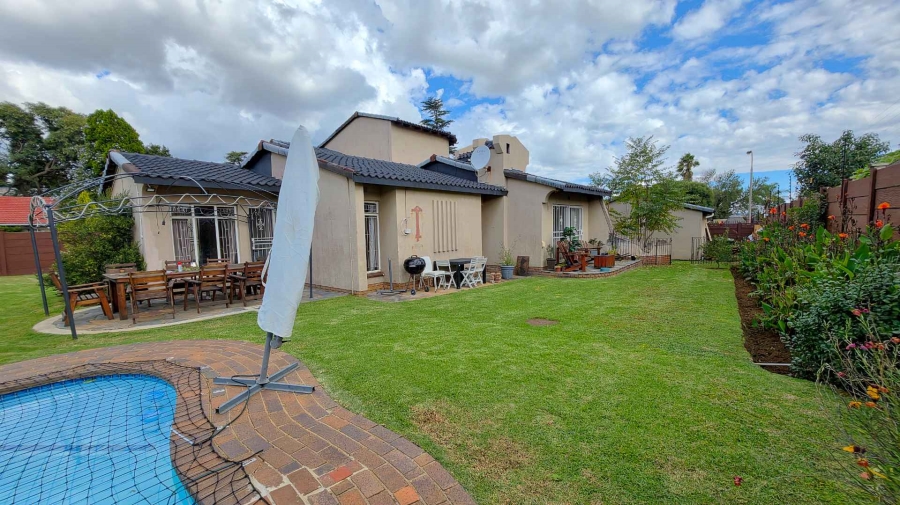 5 Bedroom Property for Sale in Brackendowns Gauteng