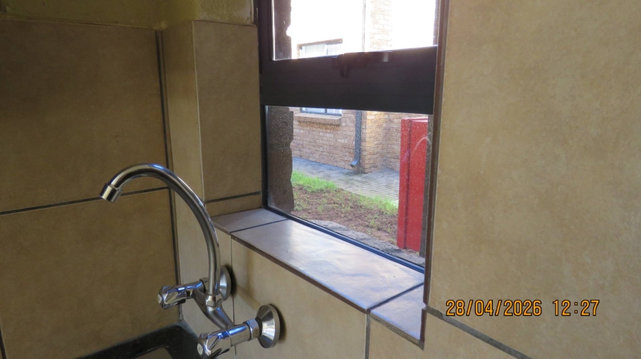 2 Bedroom Property for Sale in Albertsdal Gauteng