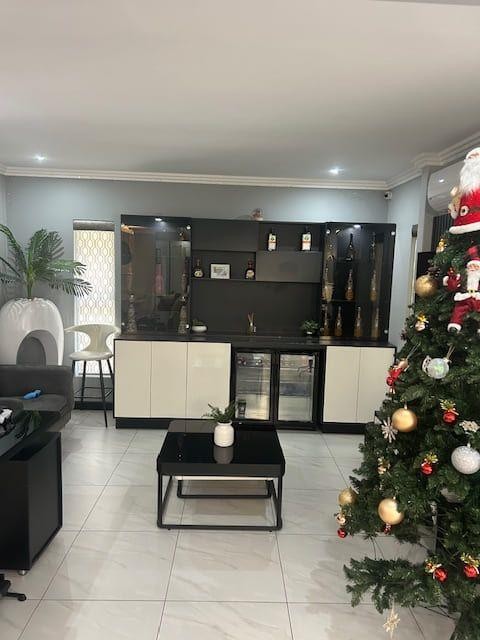 5 Bedroom Property for Sale in Greenstone Hill Gauteng