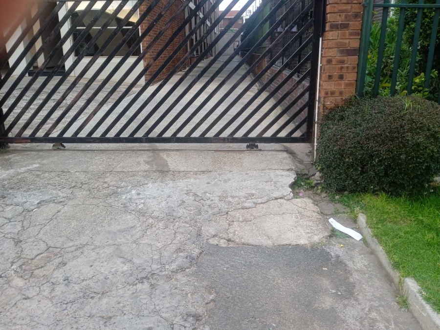 2 Bedroom Property for Sale in Florida Lake Gauteng