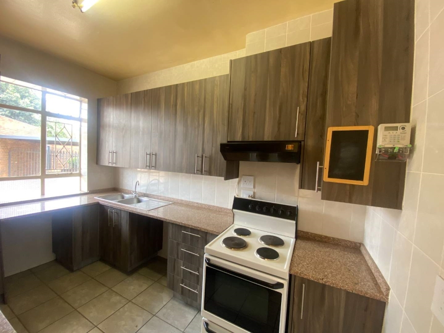 To Let 2 Bedroom Property for Rent in Monument Gauteng
