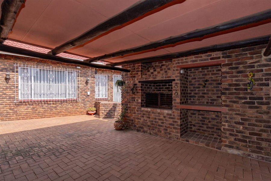 1 Bedroom Property for Sale in Birchleigh North Gauteng
