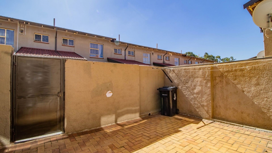 2 Bedroom Property for Sale in Rynsoord Gauteng