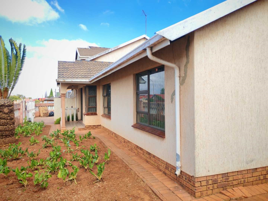 4 Bedroom Property for Sale in Lenasia South Gauteng