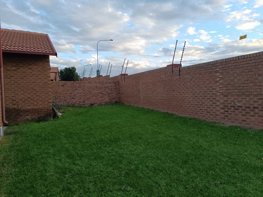2 Bedroom Property for Sale in The Reeds Gauteng