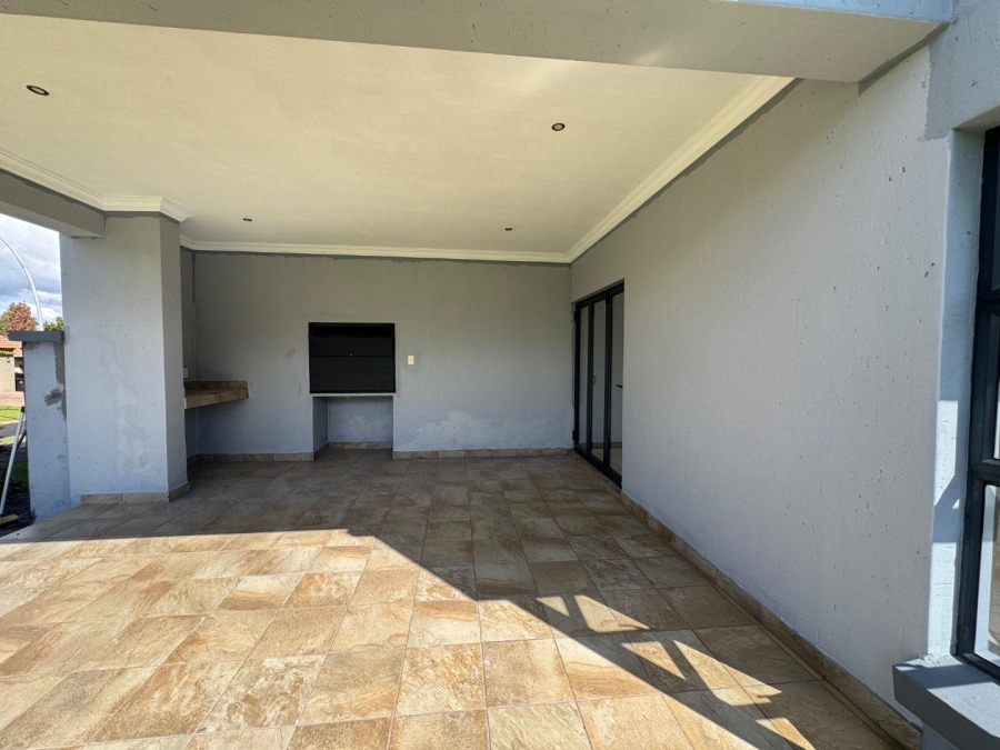 To Let 4 Bedroom Property for Rent in Midstream Hill Gauteng