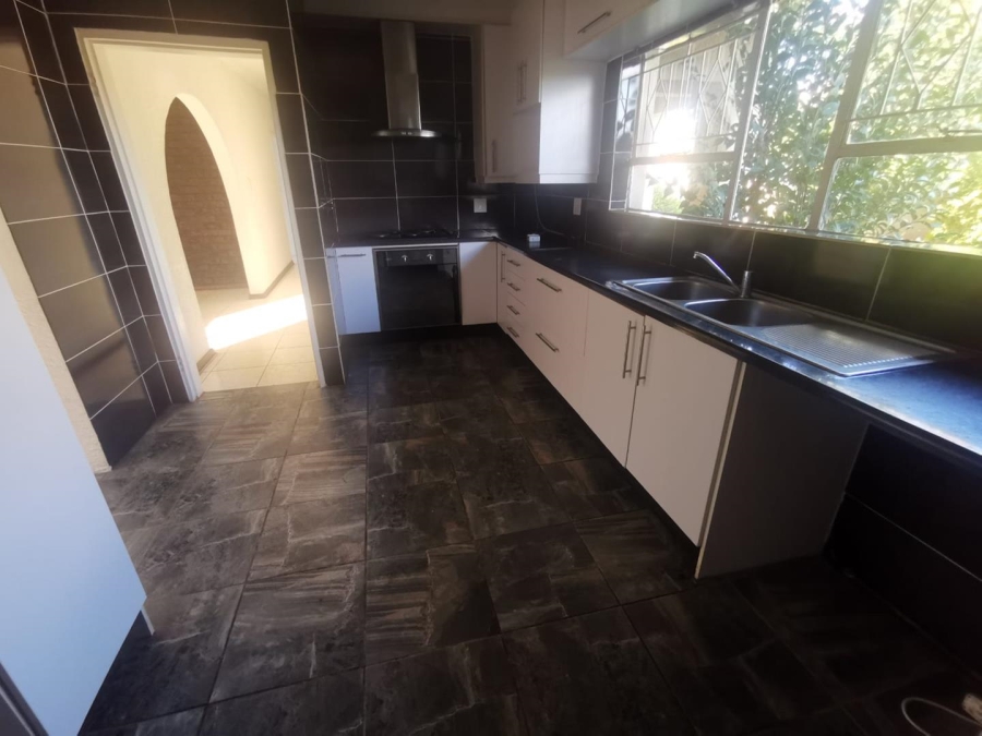 To Let 5 Bedroom Property for Rent in Brackendowns Gauteng
