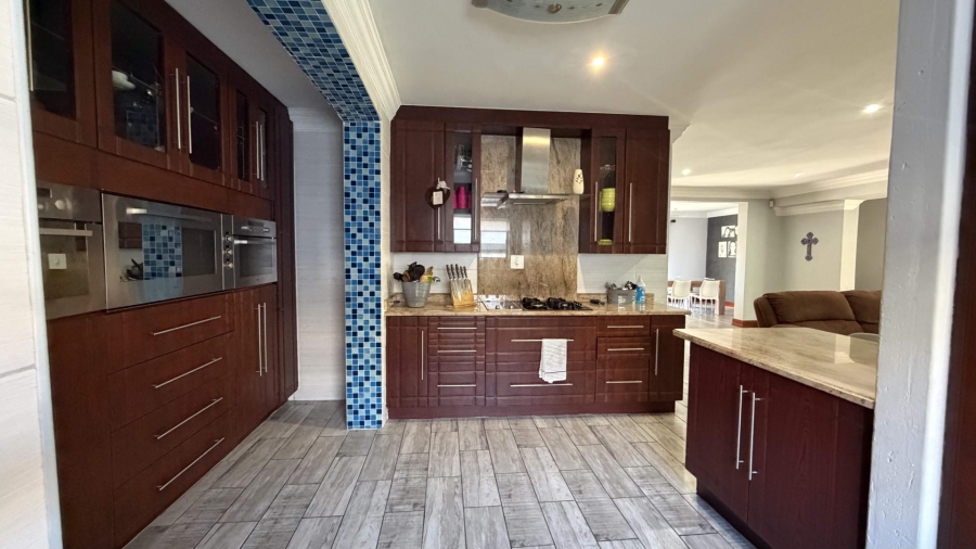 6 Bedroom Property for Sale in Heuwelsig Estate Gauteng