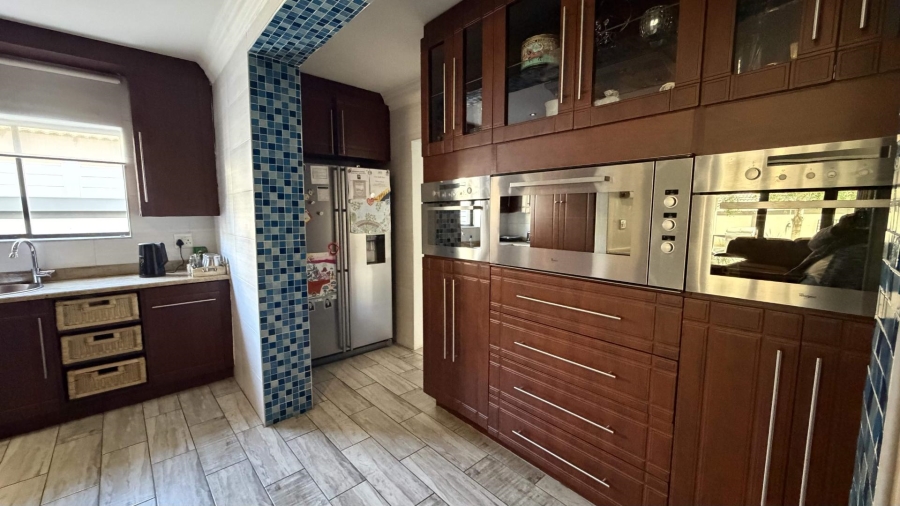 6 Bedroom Property for Sale in Heuwelsig Estate Gauteng