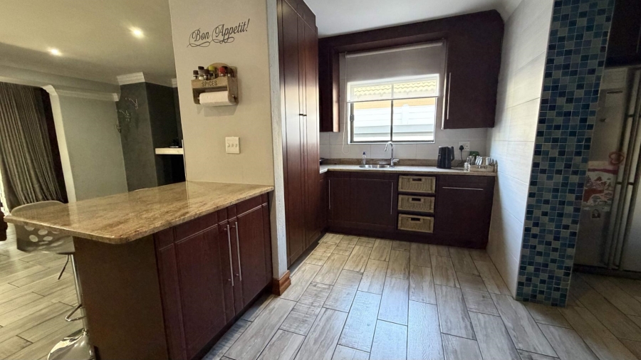 6 Bedroom Property for Sale in Heuwelsig Estate Gauteng