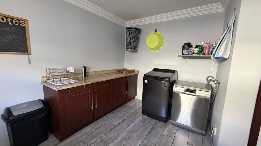 6 Bedroom Property for Sale in Heuwelsig Estate Gauteng