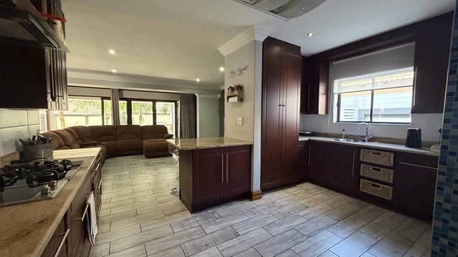 6 Bedroom Property for Sale in Heuwelsig Estate Gauteng