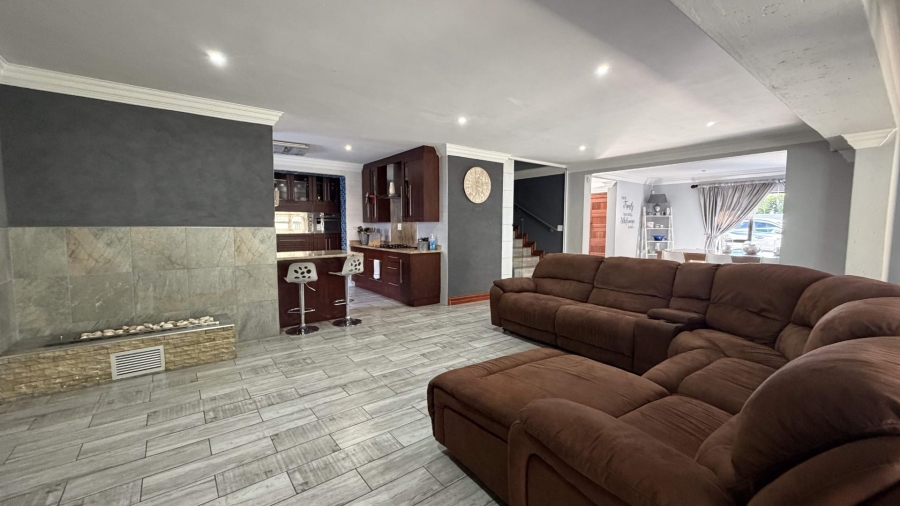 6 Bedroom Property for Sale in Heuwelsig Estate Gauteng