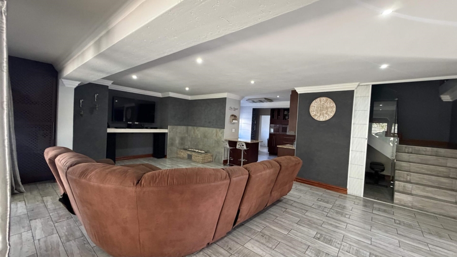 6 Bedroom Property for Sale in Heuwelsig Estate Gauteng