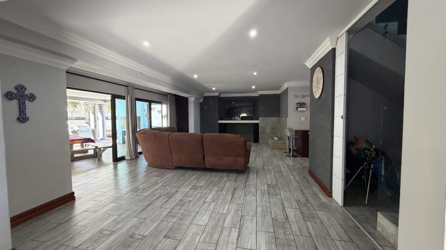 6 Bedroom Property for Sale in Heuwelsig Estate Gauteng