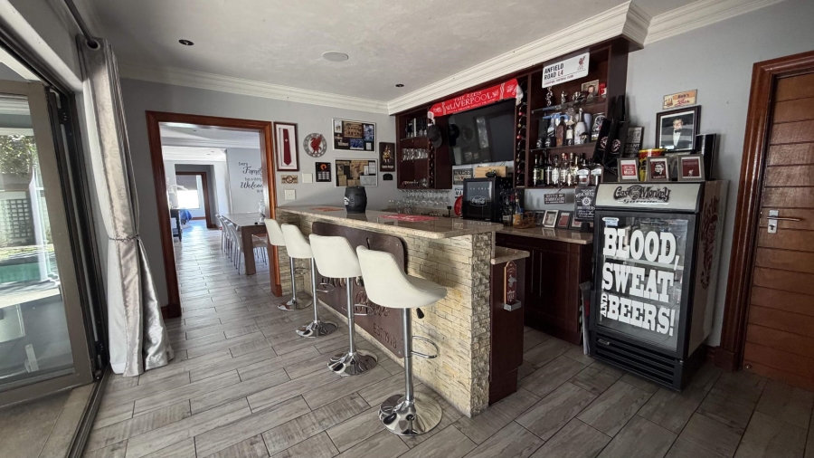 6 Bedroom Property for Sale in Heuwelsig Estate Gauteng