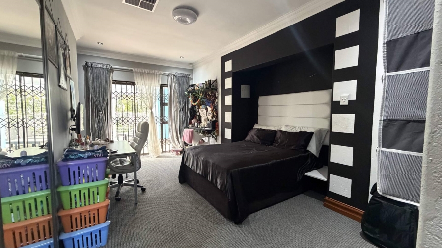 6 Bedroom Property for Sale in Heuwelsig Estate Gauteng