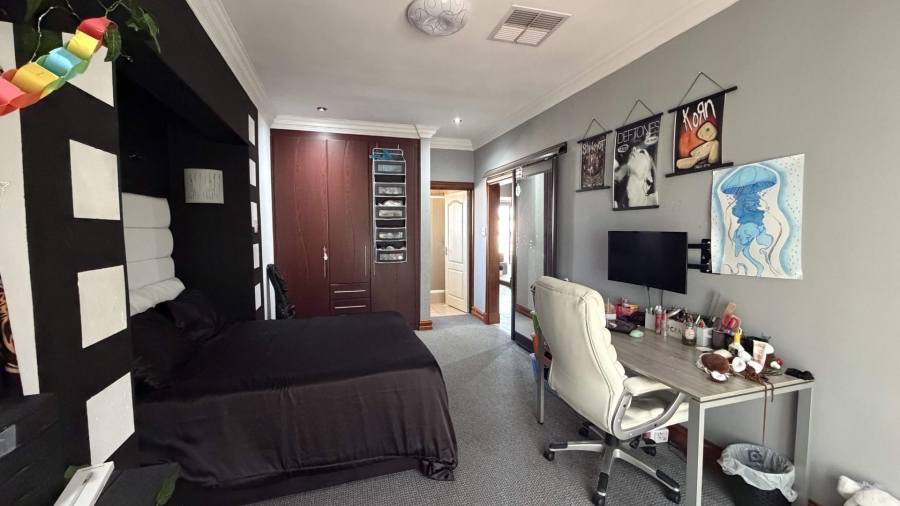 6 Bedroom Property for Sale in Heuwelsig Estate Gauteng