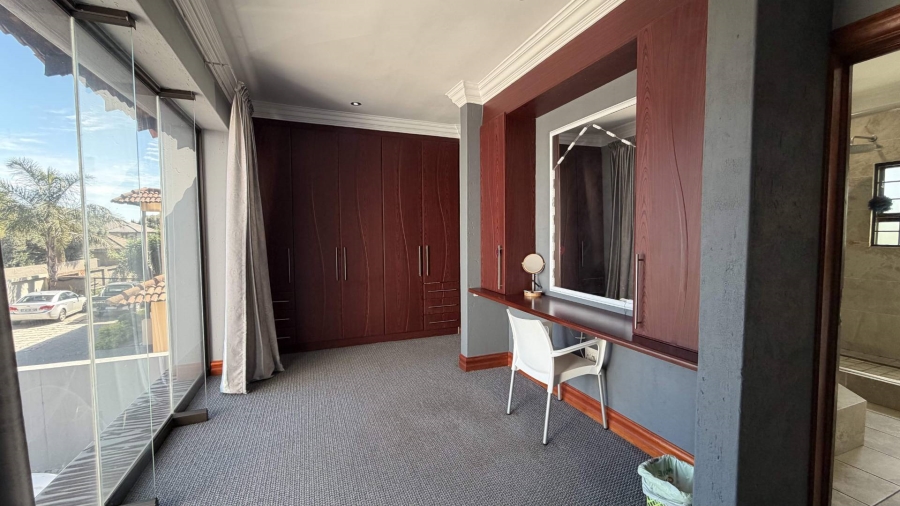 6 Bedroom Property for Sale in Heuwelsig Estate Gauteng
