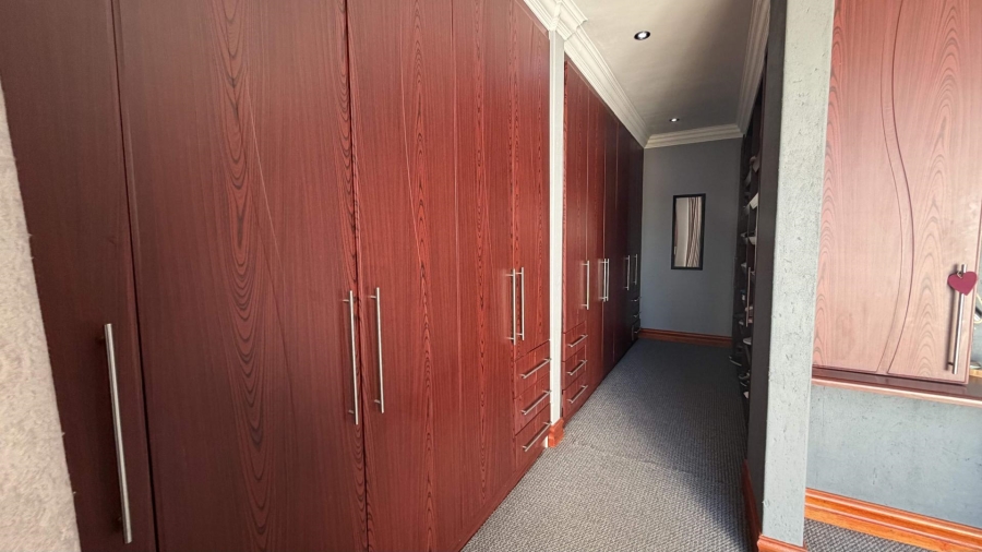 6 Bedroom Property for Sale in Heuwelsig Estate Gauteng
