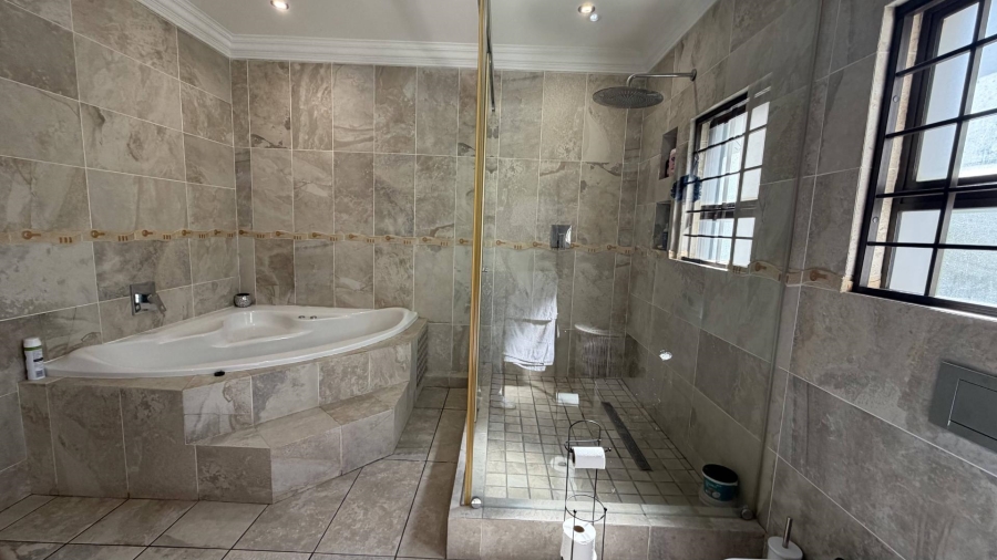 6 Bedroom Property for Sale in Heuwelsig Estate Gauteng