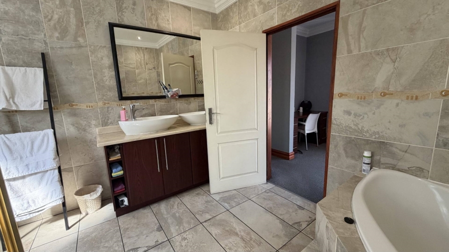 6 Bedroom Property for Sale in Heuwelsig Estate Gauteng